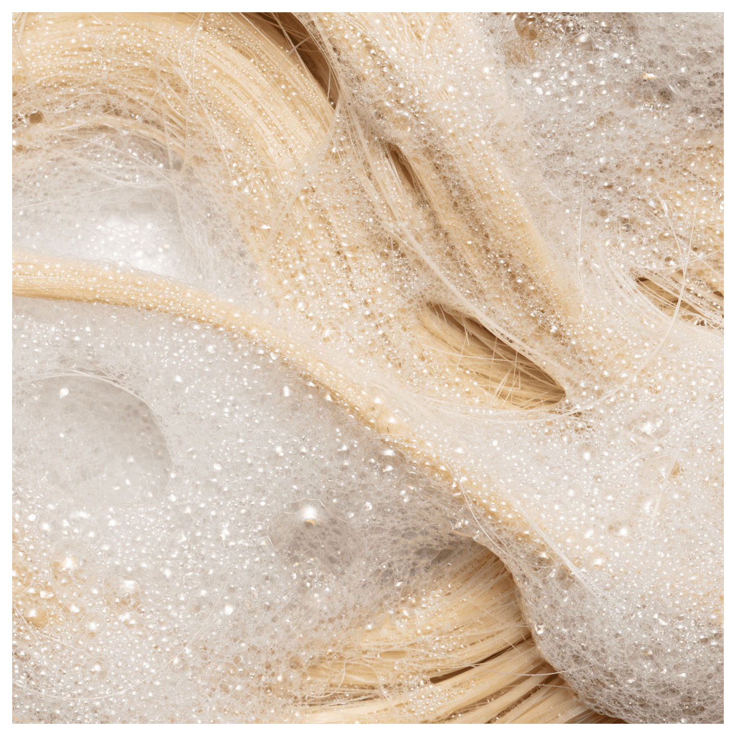 Shampoo da linha Blond Revolution da marca TRUSS. Imagem com cabelos sendo limpos.