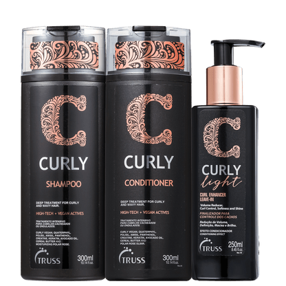 A imagem mostra uma linha de produtos para cabelos da marca Truss. São eles:
- Shampoo Curly Low Poo
- Condicionador Curly
- Ativador de Cachos Curly