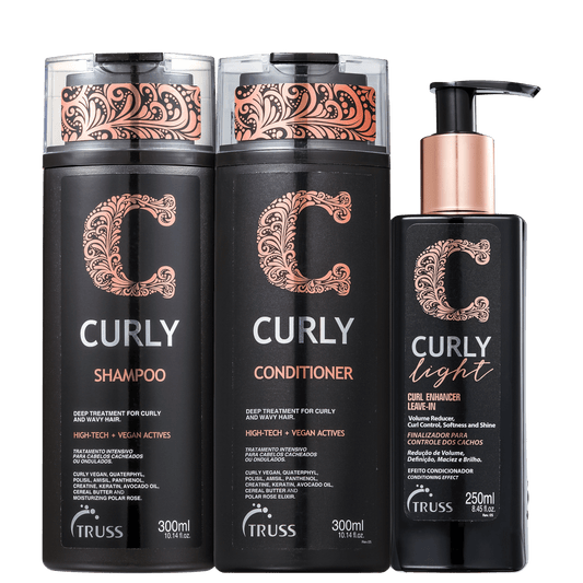 A imagem mostra uma linha de produtos para cabelos da marca Truss. São eles:
- Shampoo Curly Low Poo
- Condicionador Curly
- Ativador de Cachos Curly
