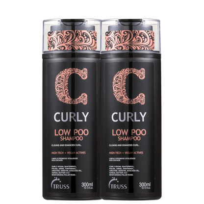 Shampoo e condicionador da linha Curly da marca Truss. Ambos possuem embalagens pretas, com tons de laranja.