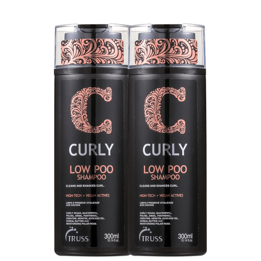 Shampoo e condicionador da linha Curly da marca Truss. Ambos possuem embalagens pretas, com tons de laranja.